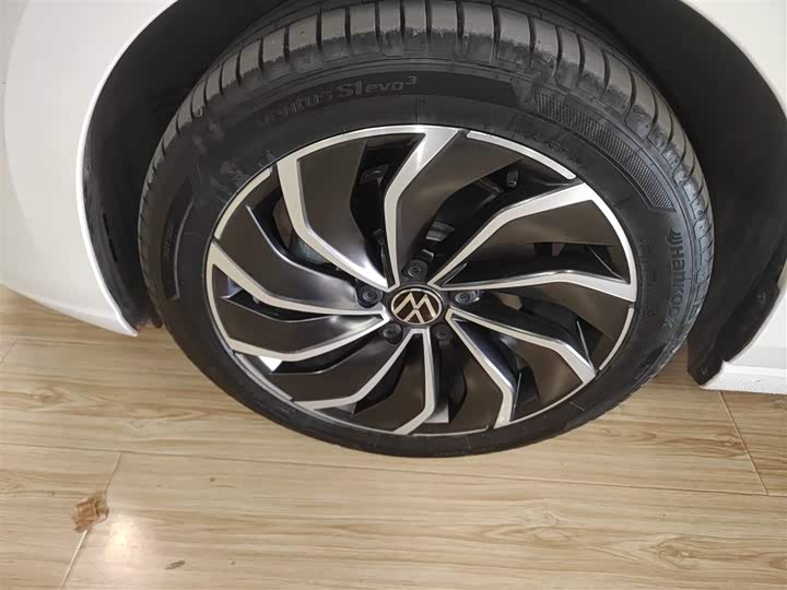 Фото 23 - Volkswagen Golf