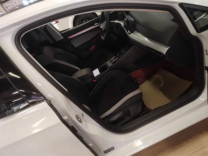 Фото 25 - Volkswagen Golf