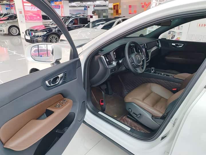 Фото 16 - Volvo XC60