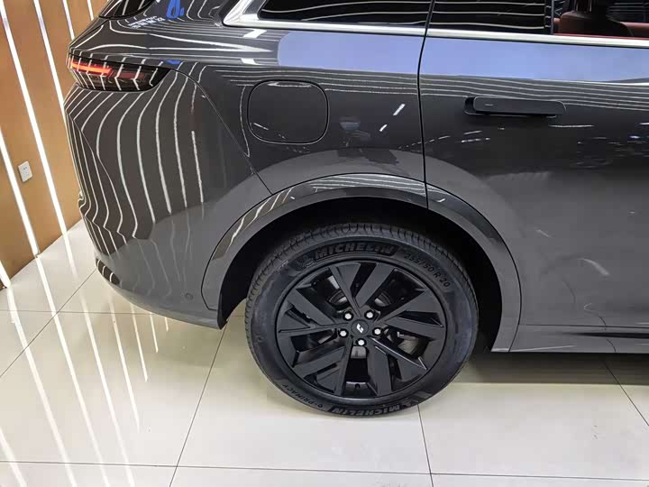 Фото 11 - LiXiang L7