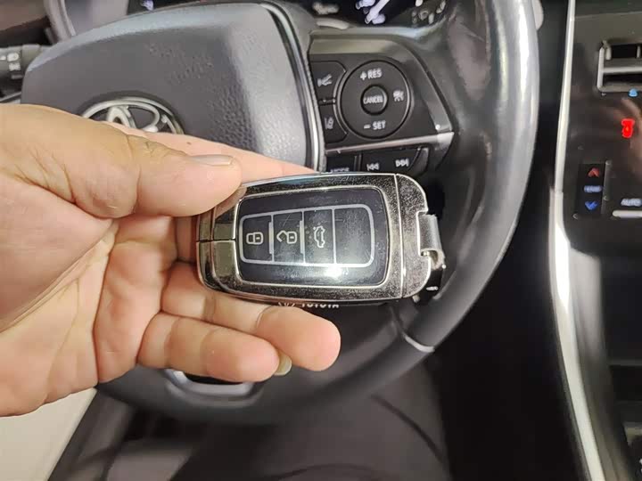 Фото 9 - Toyota Avalon