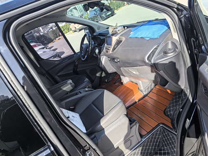 Фото 9 - Ford Tourneo