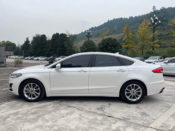 Фото 12 - Ford Mondeo