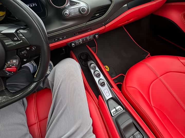 Фото 7 - Ferrari F8