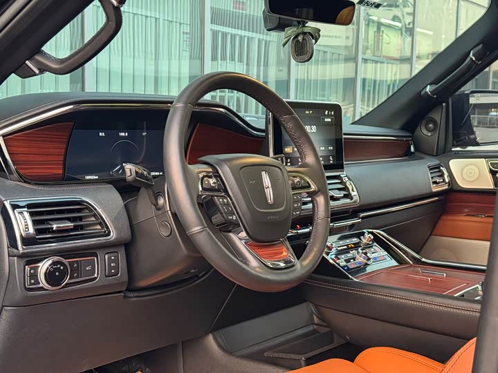 Фото 10 - Lincoln Navigator