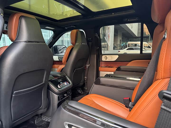 Фото 12 - Lincoln Navigator