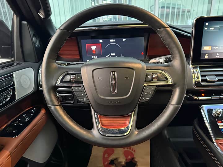 Фото 15 - Lincoln Navigator