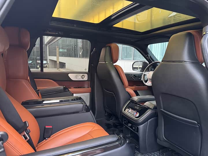 Фото 19 - Lincoln Navigator