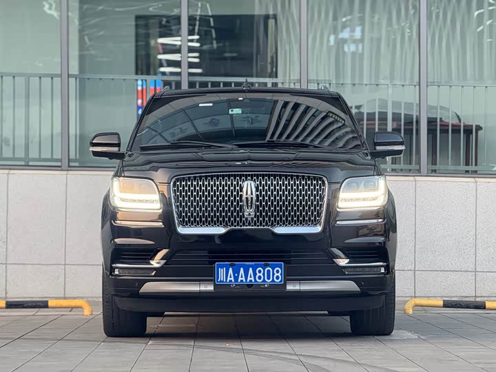 Фото 2 - Lincoln Navigator