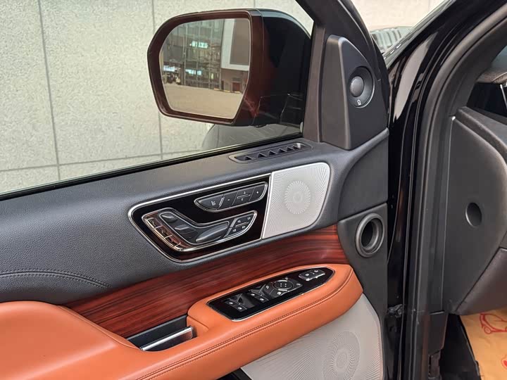 Фото 7 - Lincoln Navigator