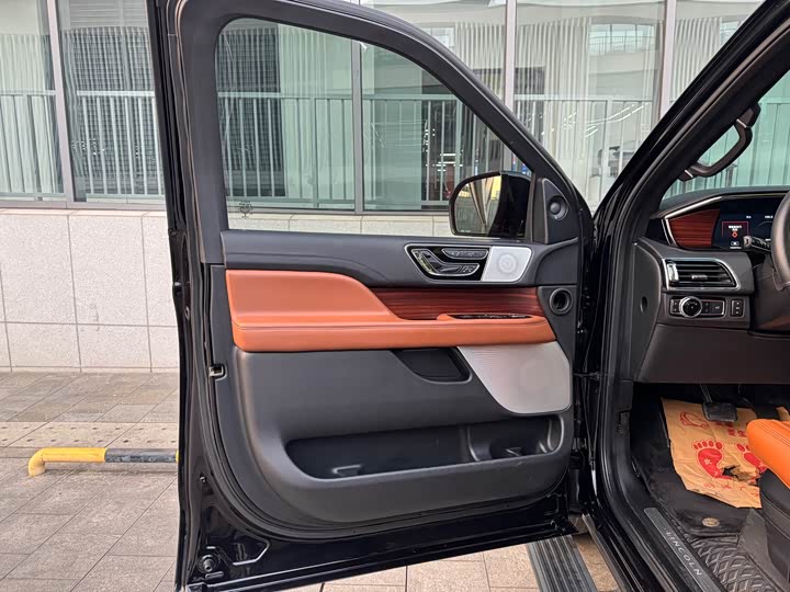 Фото 8 - Lincoln Navigator