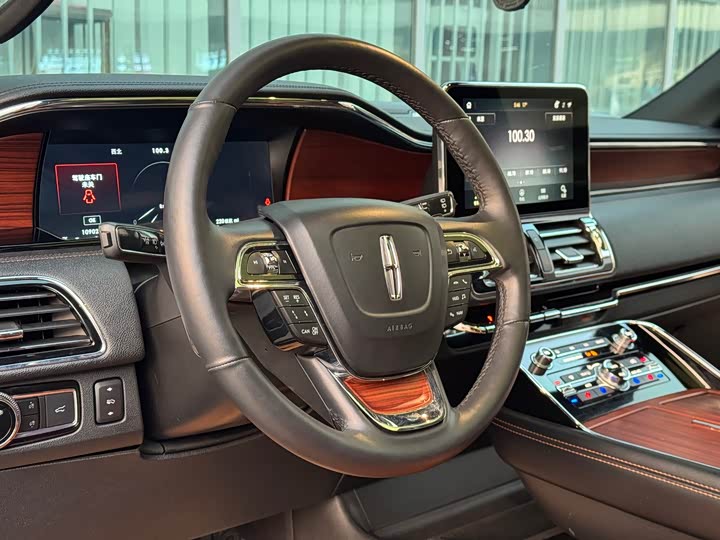 Фото 9 - Lincoln Navigator