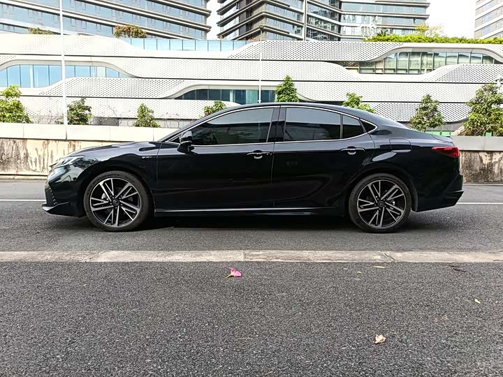 Фото 10 - Toyota Camry