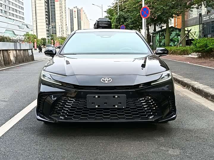 Фото 2 - Toyota Camry