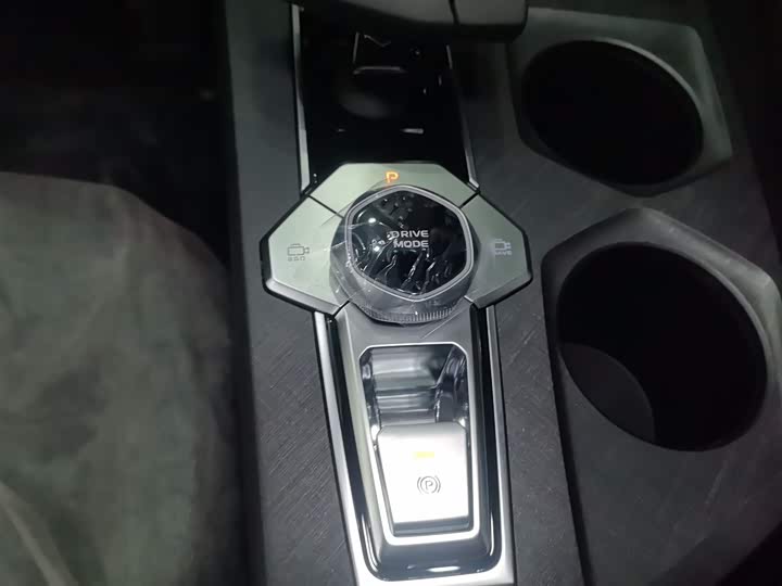 Фото 14 - Changan UNI-V Hybrid