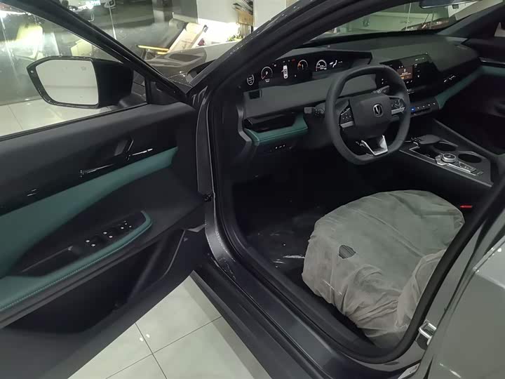 Фото 16 - Changan UNI-V Hybrid