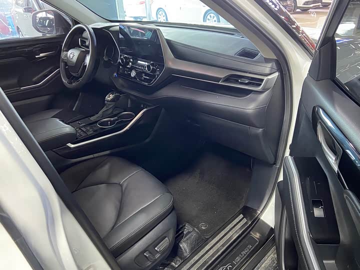 Фото 8 - Toyota Highlander