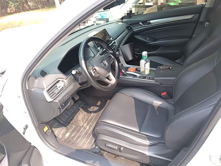 Фото 8 - Honda Accord