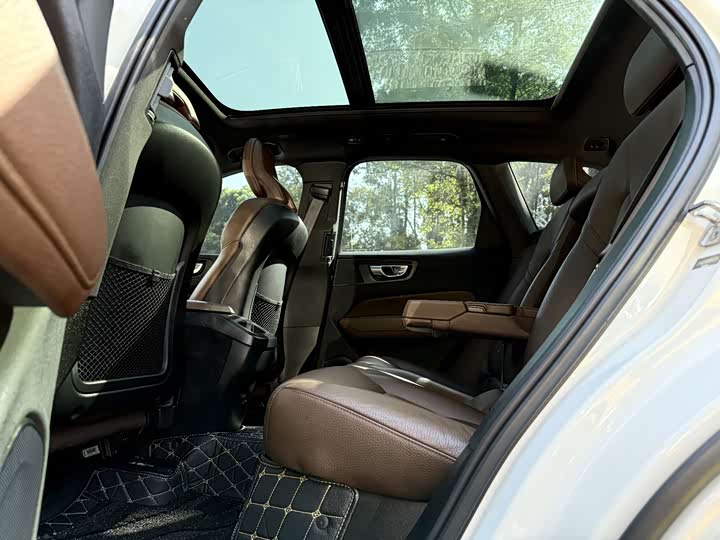 Фото 8 - Volvo XC60