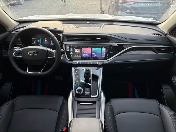 Фото 13 - Geely Atlas