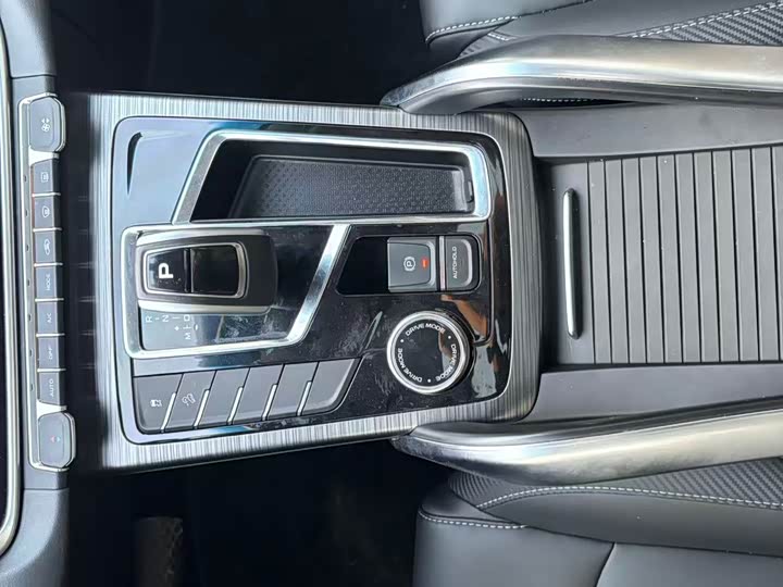 Фото 14 - Geely Atlas