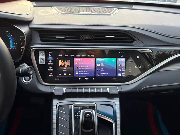 Фото 15 - Geely Atlas