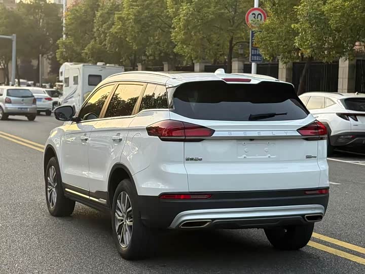 Фото 17 - Geely Atlas