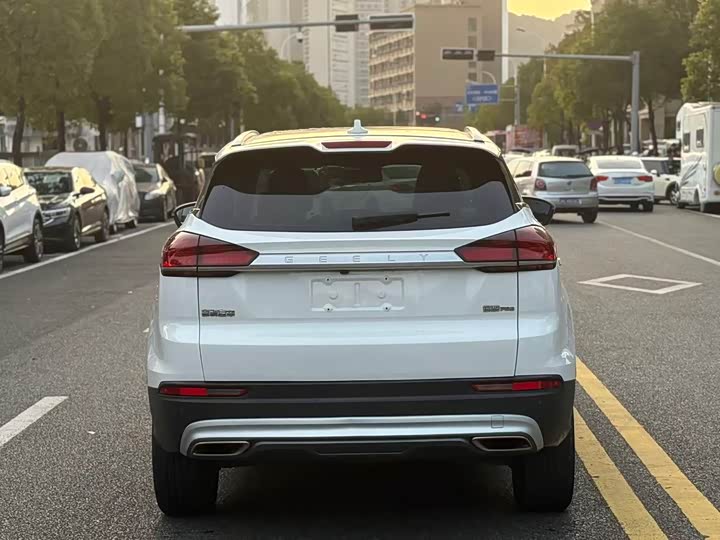 Фото 18 - Geely Atlas