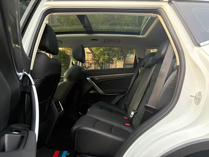 Фото 7 - Geely Atlas