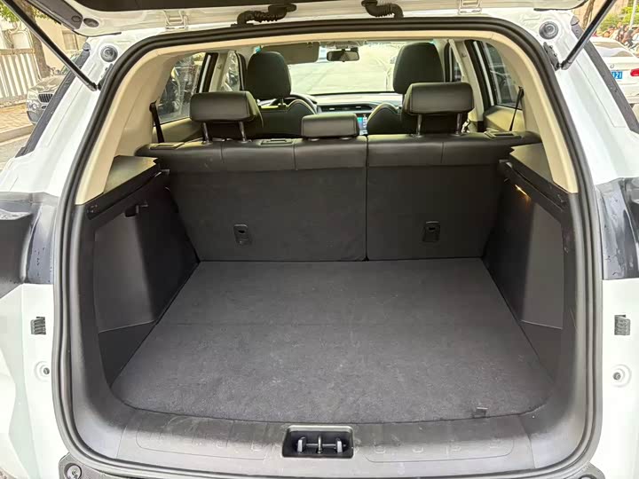 Фото 8 - Geely Atlas