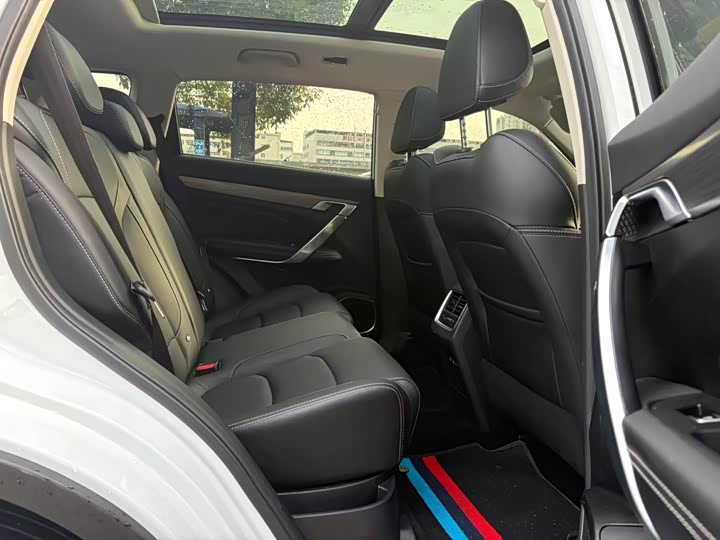 Фото 9 - Geely Atlas