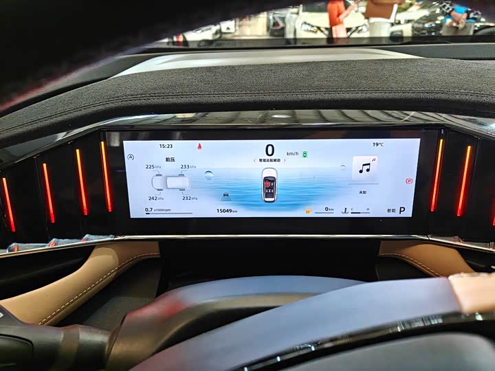 Фото 13 - Geely Atlas L