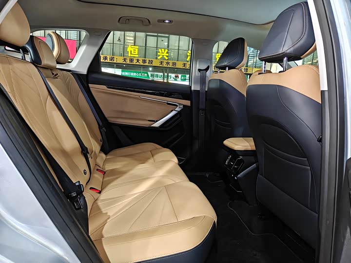 Фото 8 - Geely Atlas L