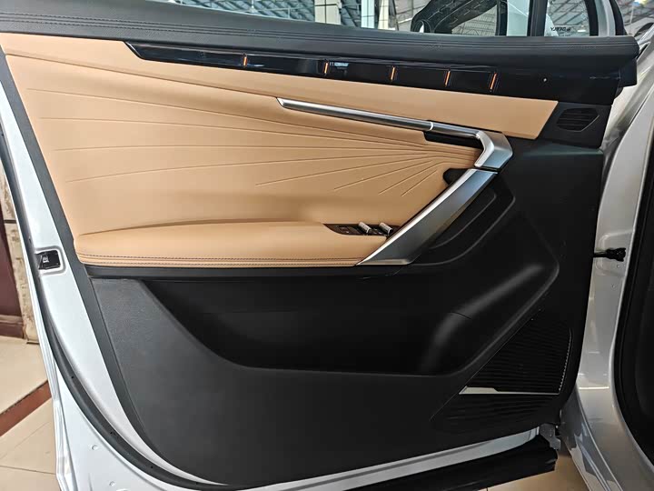 Фото 9 - Geely Atlas L