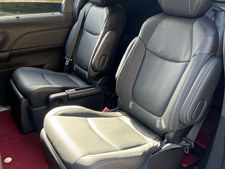 Фото 14 - Toyota Sienna