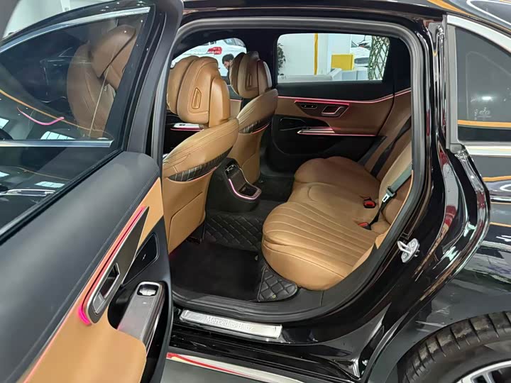 Фото 5 - Mercedes-Benz E-Class