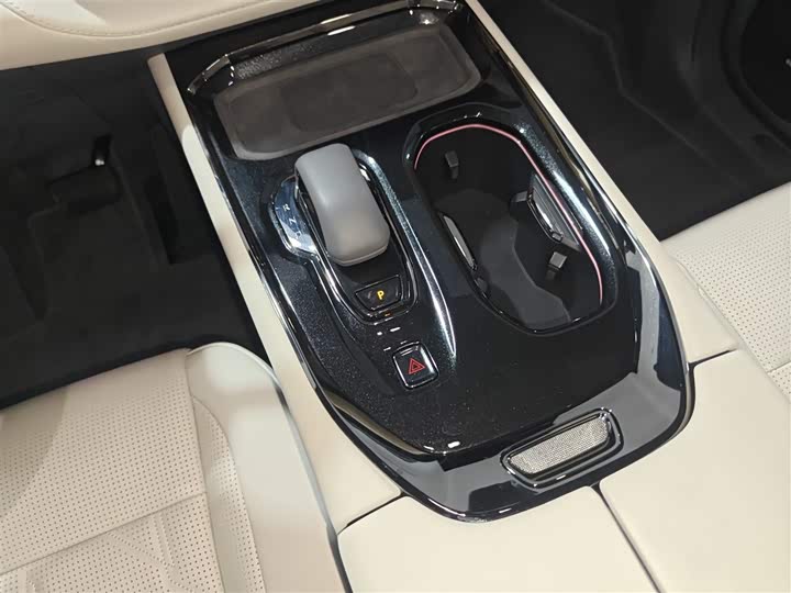 Фото 14 - Zeekr 009