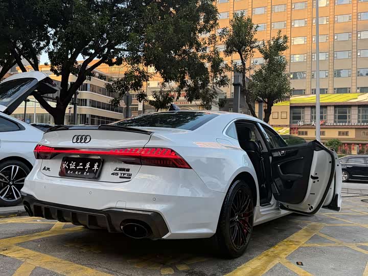 Фото 11 - Audi A7L
