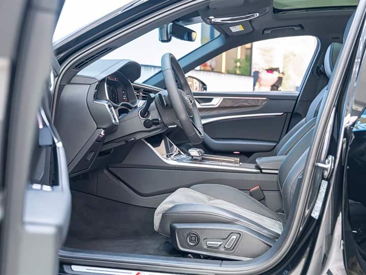 Фото 15 - Audi A6L