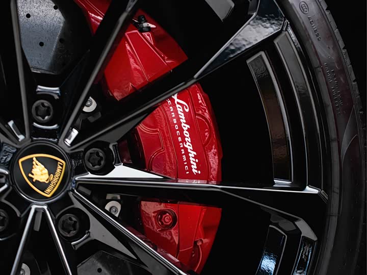 Фото 25 - Lamborghini Urus