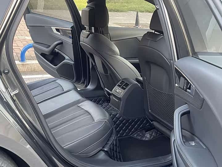 Фото 8 - Audi A4L