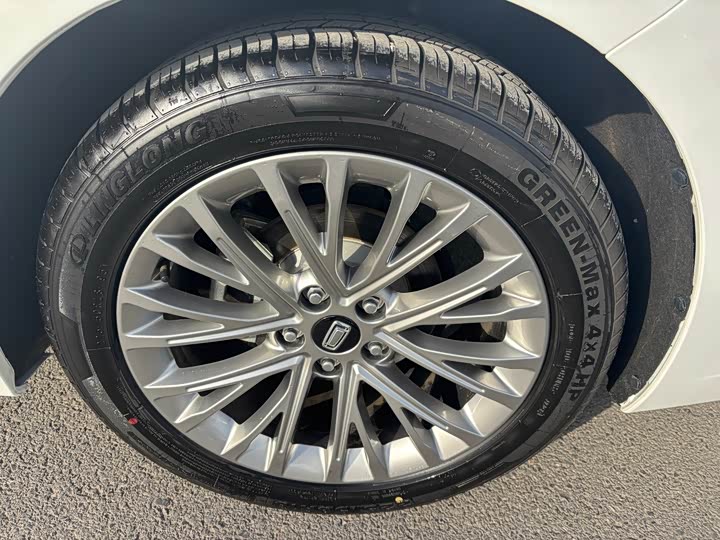 Фото 12 - Bestune B70