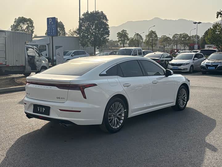 Фото 6 - Bestune B70