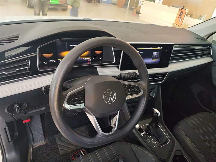 Фото 10 - Volkswagen Tiguan L Pro