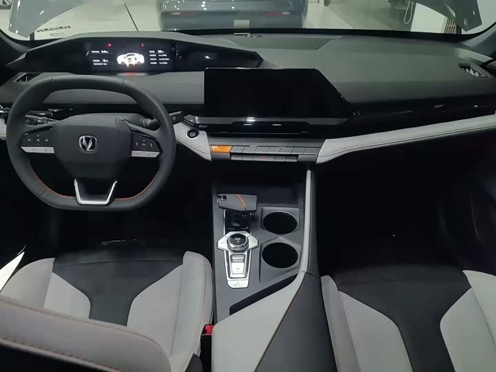 Фото 10 - Changan UNI-V Hybrid