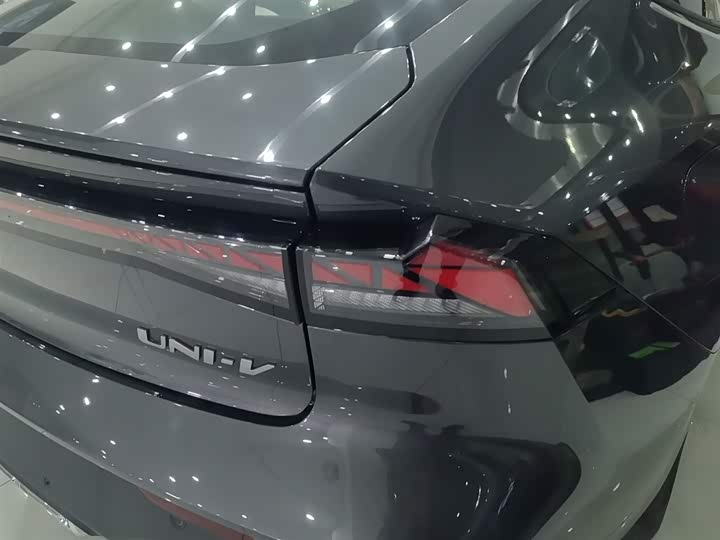 Фото 8 - Changan UNI-V Hybrid