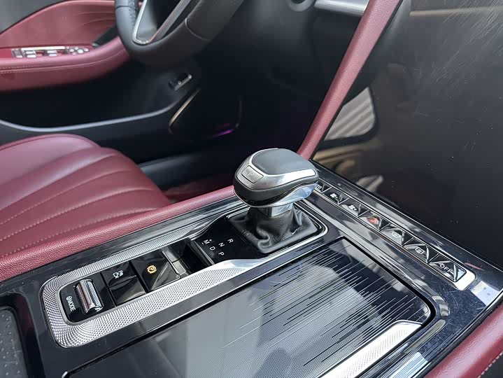 Фото 9 - Hongqi H5