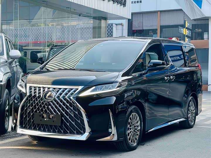 Фото 1 - Lexus LM