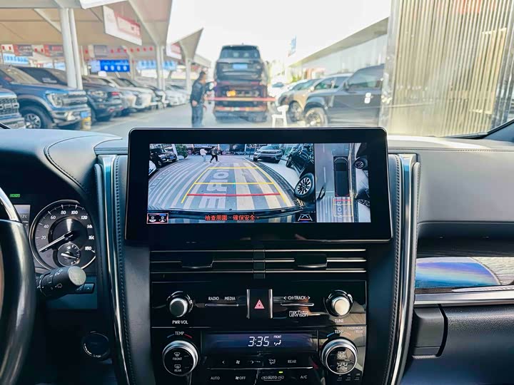 Фото 11 - Lexus LM