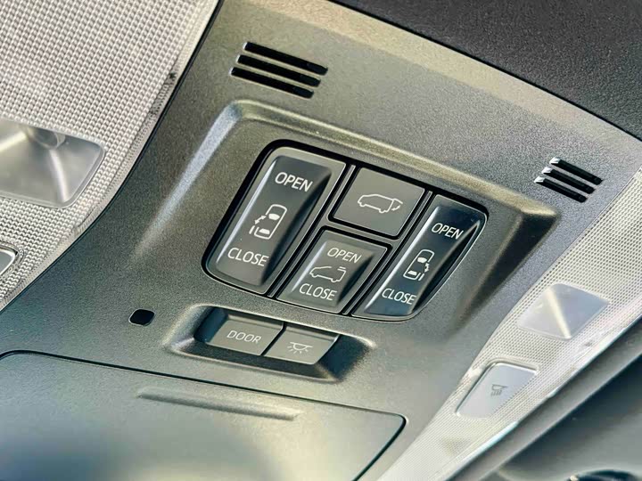 Фото 13 - Lexus LM